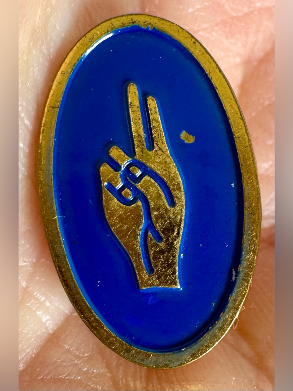 Girl Scouts Brownies Two-Fingers Salute Pin/Pinback Blue Enameled Vintage #1745